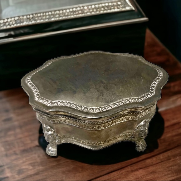 🚩SOLD🚩 Vintage Silver Plated Velvet Lined Repousse Box Lion Head Mounted Feet - Picture 3 of 15